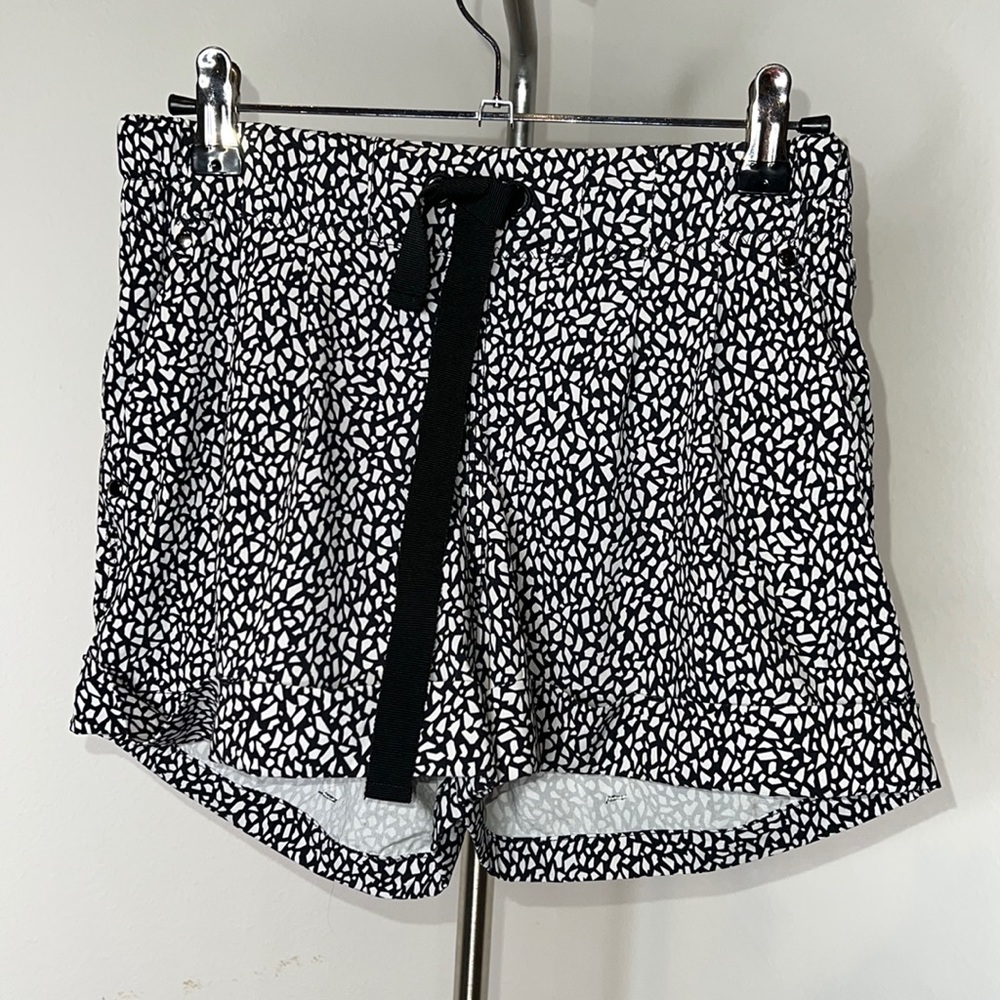 🔹 Lululemon Break Away Cuffed Shorts in Miss Mosaic Print